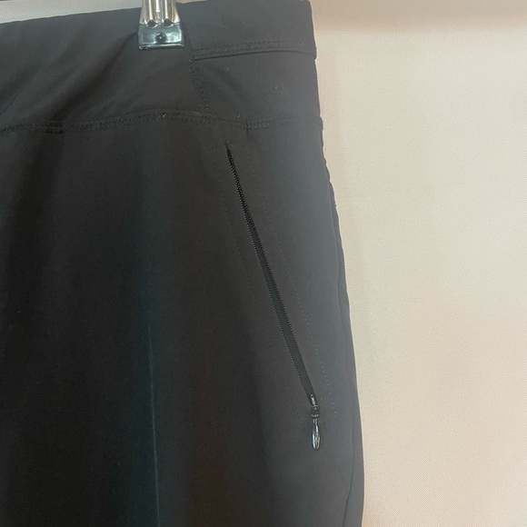 Chicos Zenergy black slacks with sporty vibes and flat pockets. Size 2R/Large - Picture 4 of 4